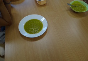 Degustacja zupy z zielonych warzyw